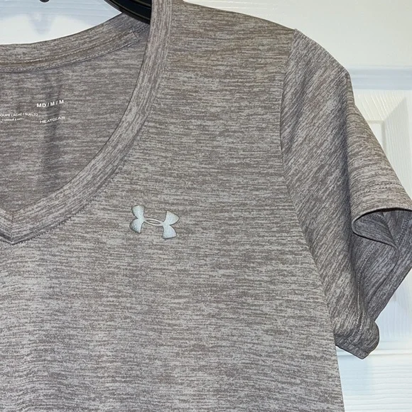 ⭐️Underarmor vneck - Picture 5 of 9